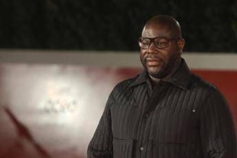 Steve McQueen: Ci sono voluti George Floyd e una pandemia per parlare di razzismo Steve McQueen: Ci sono voluti George Floyd e una pandemia per parlare di razzismo